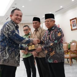 Wakil Presiden Republik Indonesia K.H. Ma’ruf Amin (kanan) didampingi Menteri Koordinator Bidang Pembangunan Manusia dan Kebudayaan Republik Indonesia Muhadjir Effendy (kedua kanan) dan Menteri Pendayagunaan Aparatur Negara dan Reformasi Birokrasi Republik Indonesia Abdullah Azwar Anas (kedua kiri) memberikan apresiasi Anugerah Revolusi Mental 2023 kepada Astra yang diterima oleh Chief of Corporate Affairs Astra Riza Deliansyah (kiri) pada Rabu (20/12) di Istana Wakil Presiden Republik Indonesia.