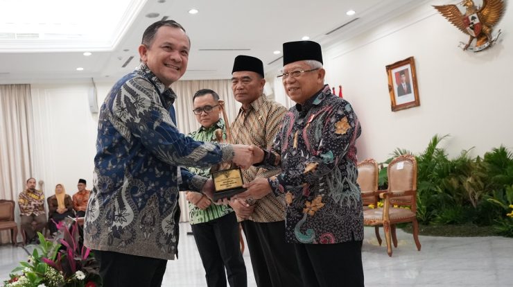 Wakil Presiden Republik Indonesia K.H. Ma’ruf Amin (kanan) didampingi Menteri Koordinator Bidang Pembangunan Manusia dan Kebudayaan Republik Indonesia Muhadjir Effendy (kedua kanan) dan Menteri Pendayagunaan Aparatur Negara dan Reformasi Birokrasi Republik Indonesia Abdullah Azwar Anas (kedua kiri) memberikan apresiasi Anugerah Revolusi Mental 2023 kepada Astra yang diterima oleh Chief of Corporate Affairs Astra Riza Deliansyah (kiri) pada Rabu (20/12) di Istana Wakil Presiden Republik Indonesia.